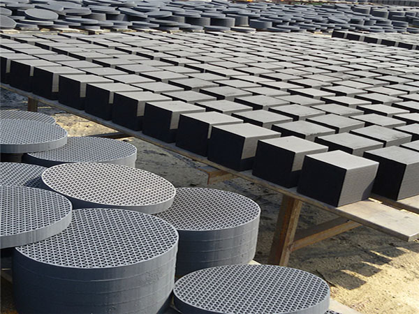 ú�N��(du��)��C����̿�C(j��)е��(qi��ng)�ȺͿ�϶�Y(ji��)��(g��u)��Ӱ�